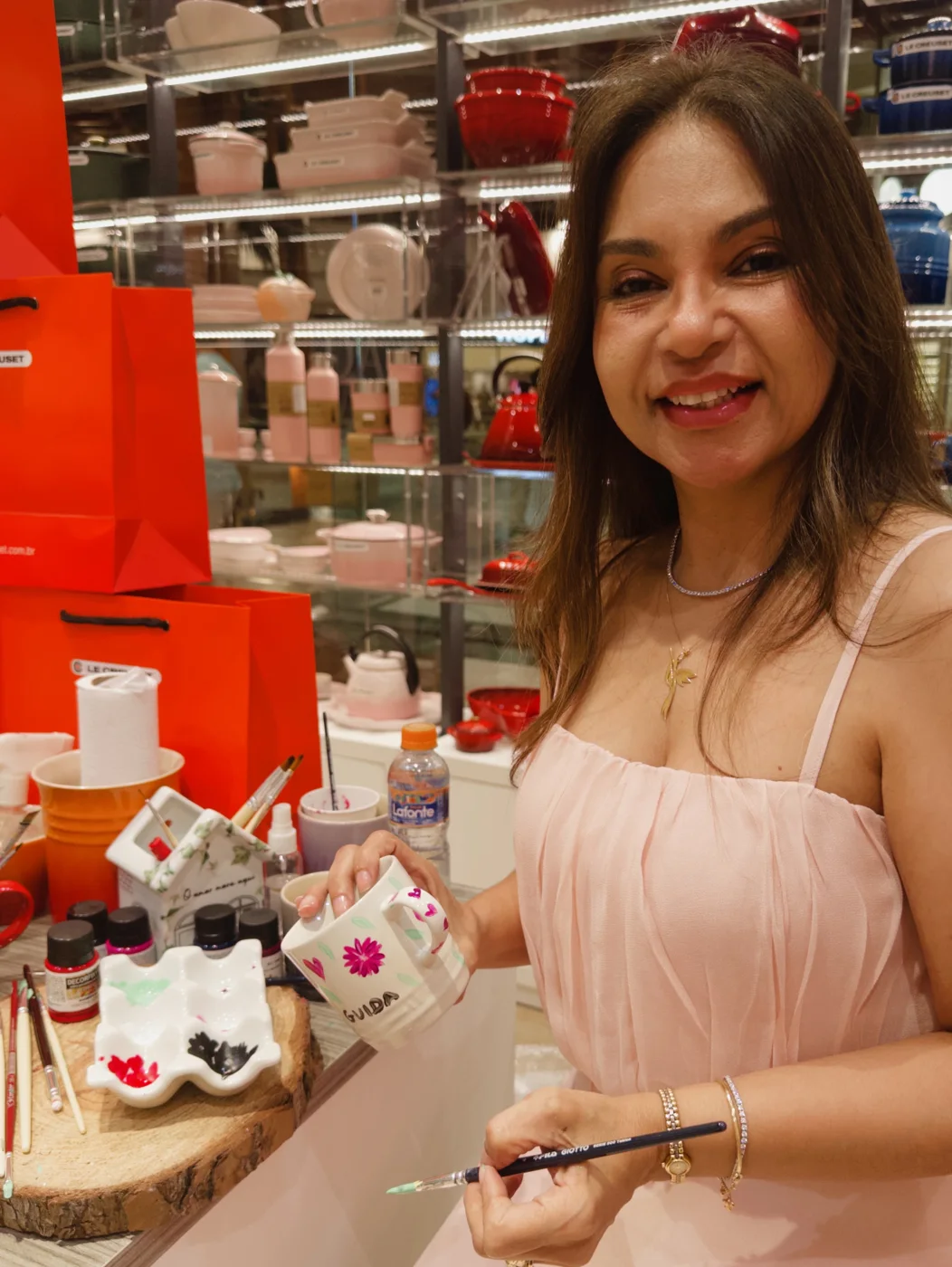 Katia pintando porcelana durante workshop na loja da Le Creuset Brasil