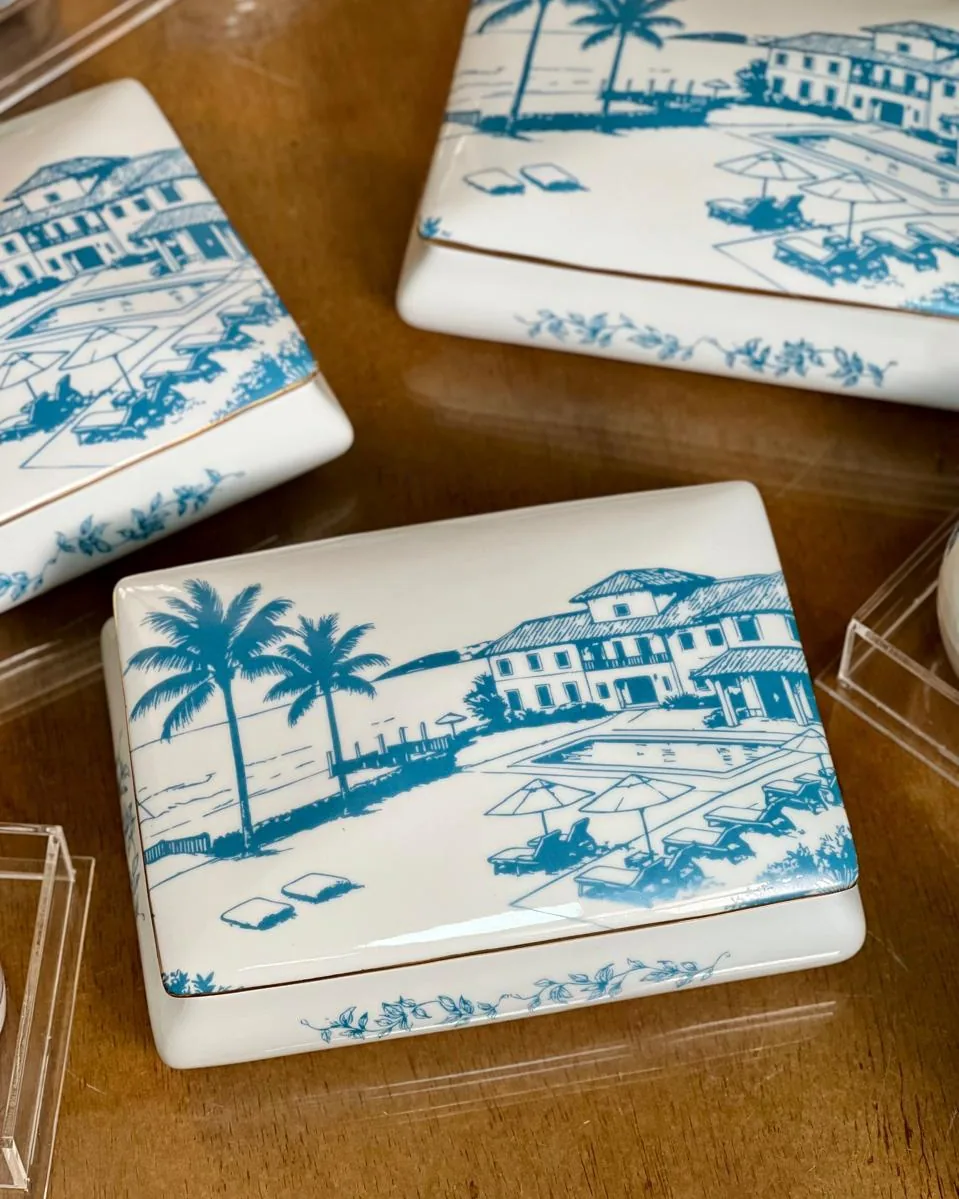 Caixa retangular de porcelana com paisagem toile azul, casario e palmeiras, friso de ouro