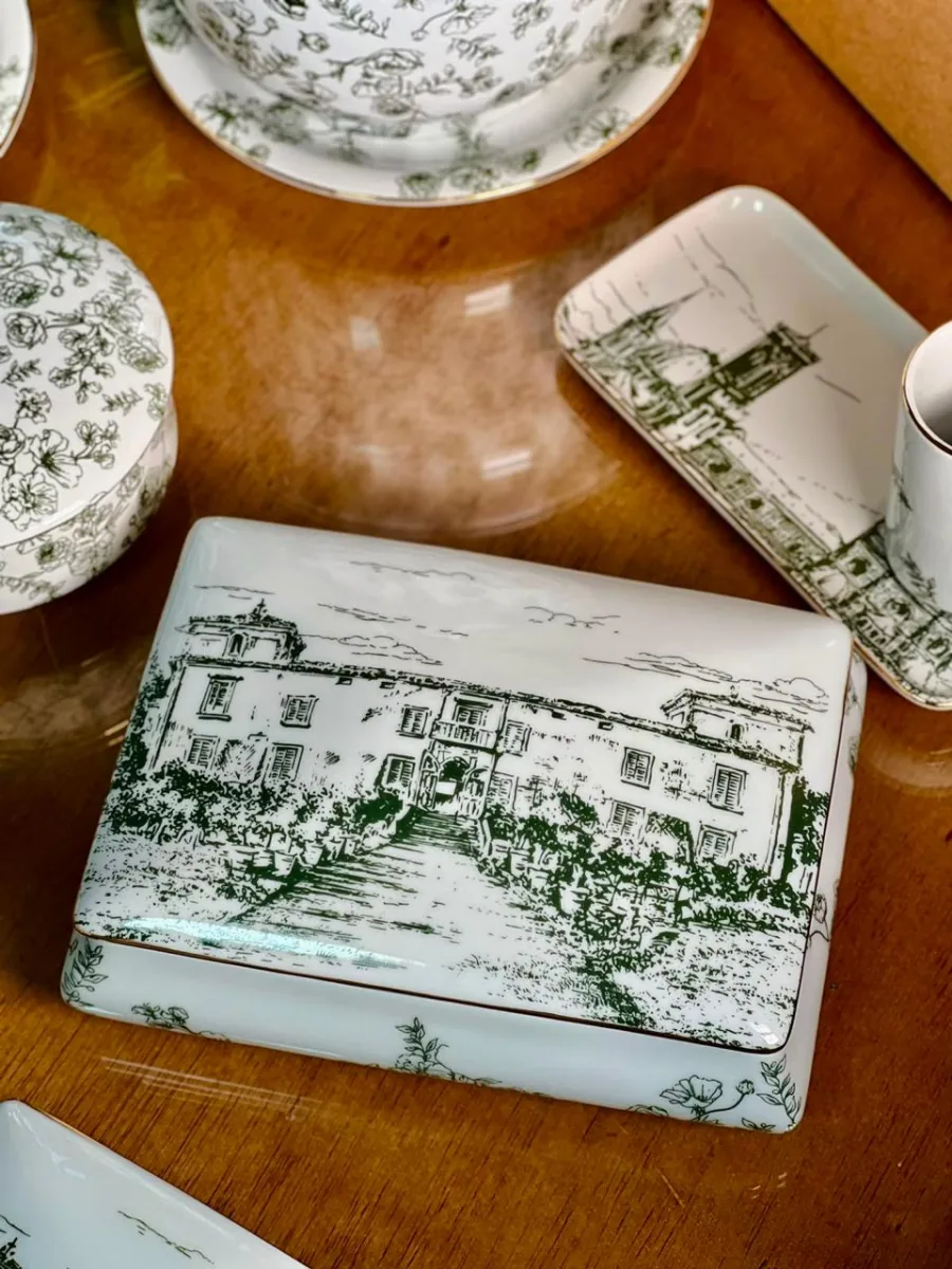 Caixa retangular de porcelana com casa de fazenda e árvores em toile verde, friso de ouro, sobre bandeja de madeira