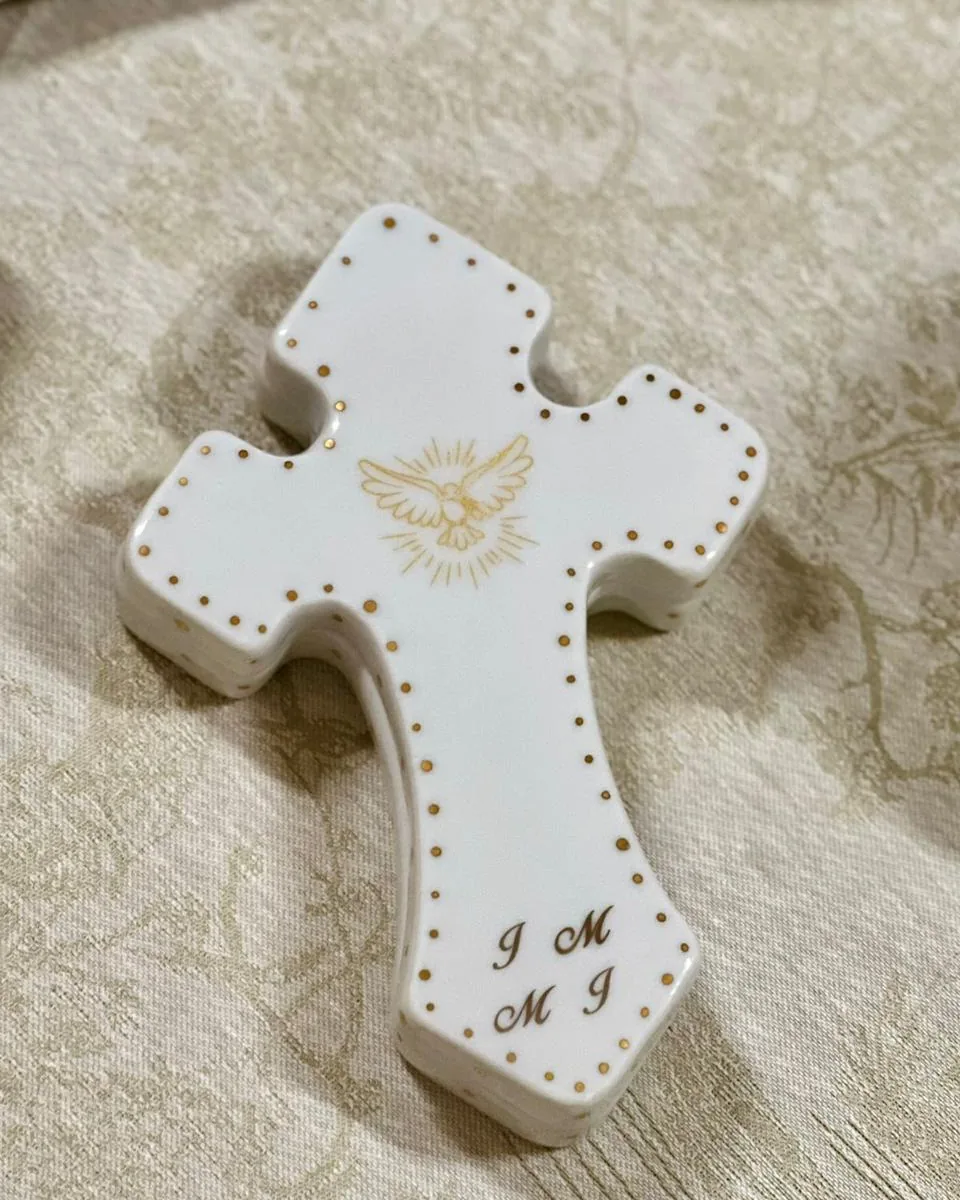 Cruz de porcelana branca com Espírito Santo, pontos e iniciais em ouro