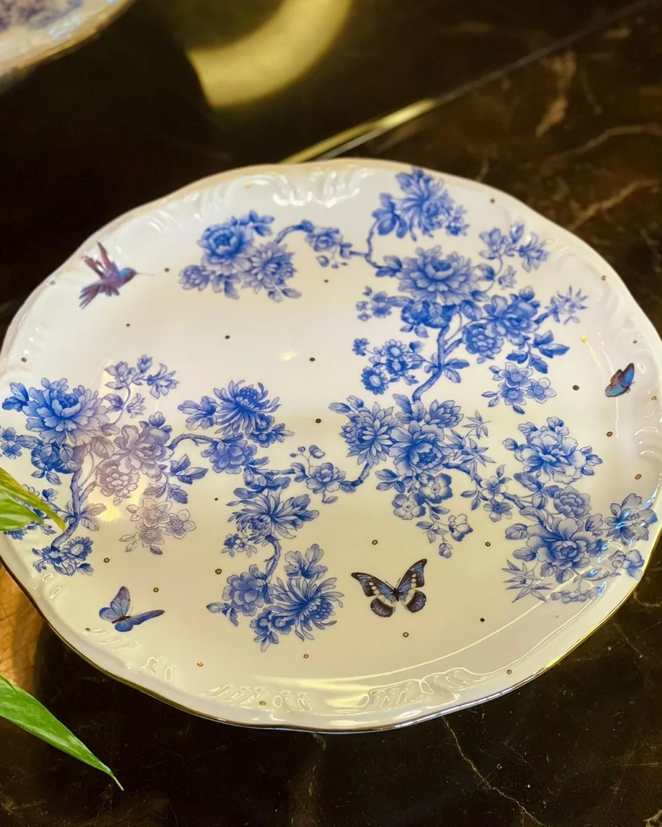 Boleira de porcelana com flores azuis e borboletas, friso de ouro