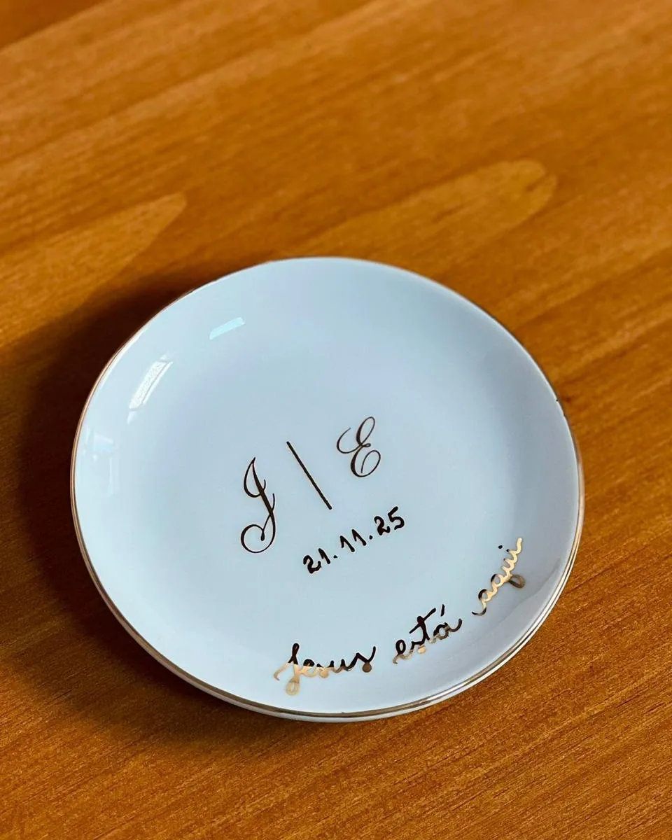 Porta-alianças de porcelana com iniciais, data e frase em ouro