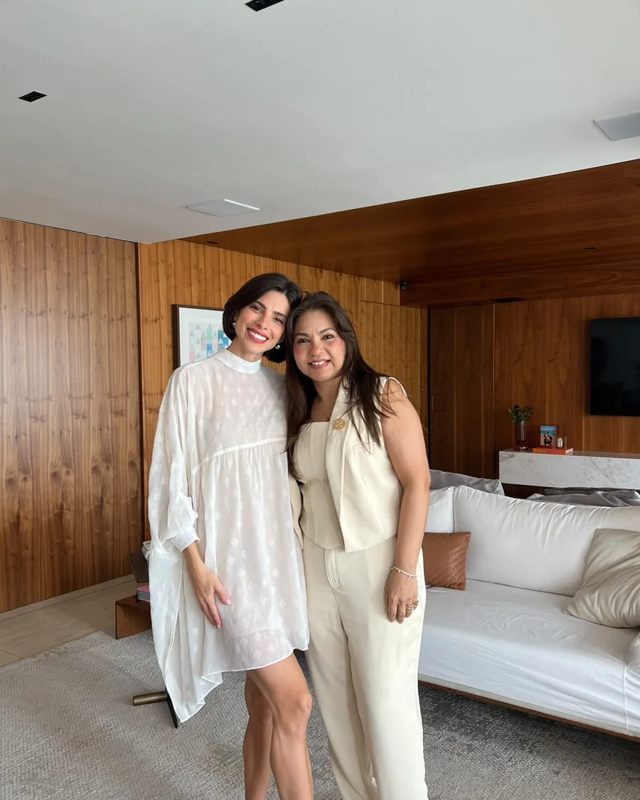 Katia ao lado da noiva Marissa, de branco, na entrega das peças na casa dela